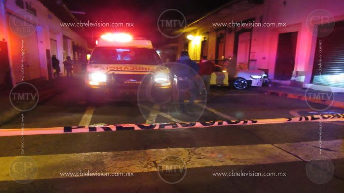 En pleno centro de Uruapan balean a pareja en un intento de asalto