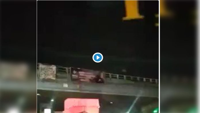 VIDEO (+18): Cuelgan cuerpo mutilado de un presunto policía en puente