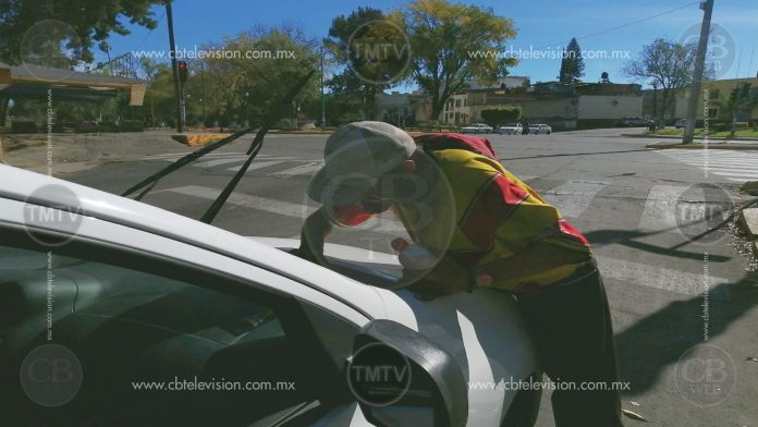 Chucho limpia Parabrisas e inicia el año nuevo 2020 trabajando