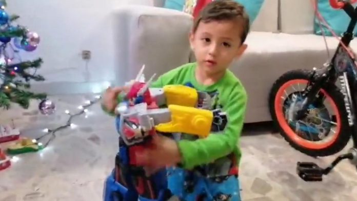 Adriancito recibe con mucha alegría los juguetes de los Reyes Magos