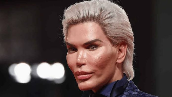 “Ken humano” hace su transición a “Barbie”