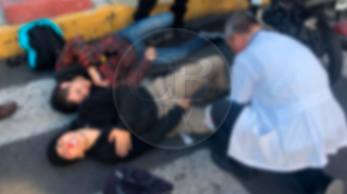 Dos jóvenes heridos al chocar su moto sobre la Lázaro Cárdenas