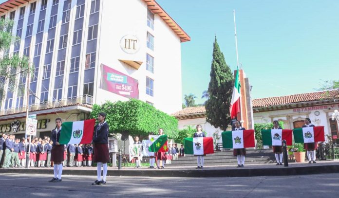 Víctor Manríquez encabezó conmemoración del Día de la Bandera
