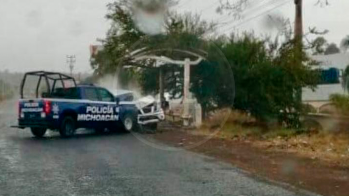 Reportan fuera de peligro a policías que chocaron contra un auto en Sahuayo