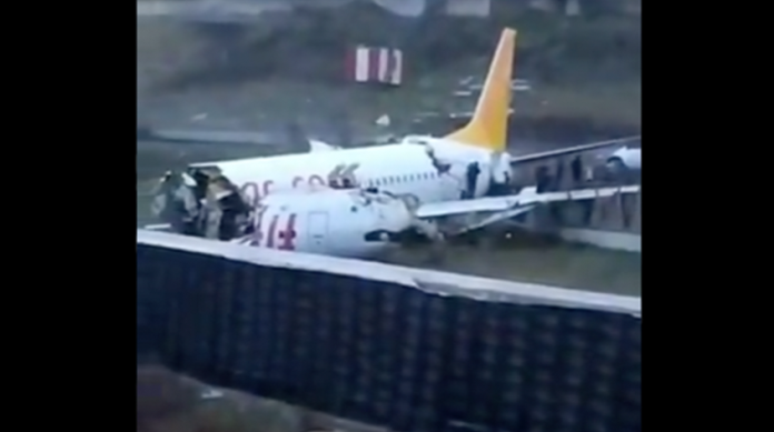VIDEO: Avión sale de pista al aterrizar en Estambul y se parte en dos