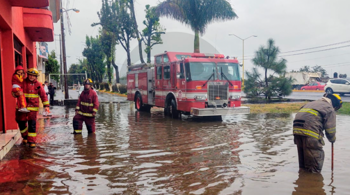 Se inunda Cendi en Uruapan; bomberos rescatan a niños y niñas