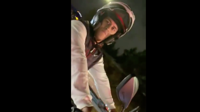 VIDEO: Nace #LordEscupitajo; escupió a una conductora tras haber golpeado su espejo