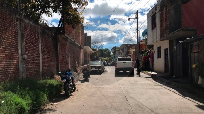 Lo ejecutan a balazos dentro de una vecindad en Valle de Las Delicias