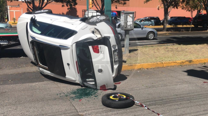 Vuelca camioneta sobre calzada La Huerta