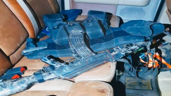 Sicarios abandonan camioneta con reporte de robo; dentro había un rifle de alto poder