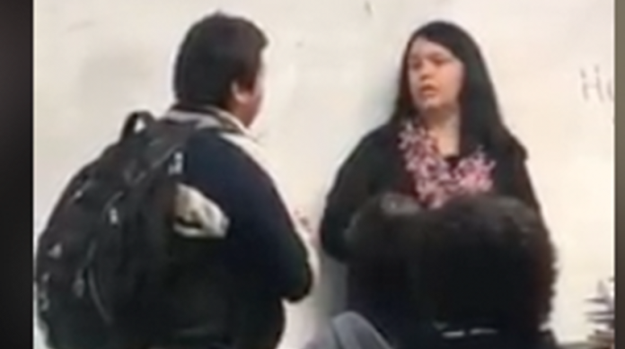 VIDEO: Dan regalo a su compañero para reconocer su esfuerzo por trabajar y estudiar