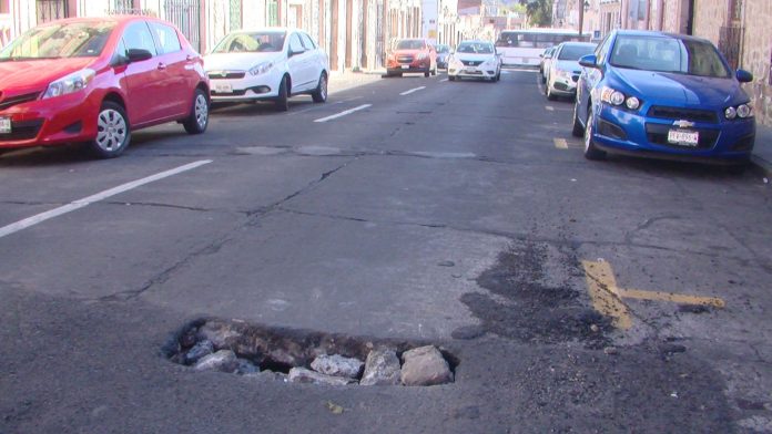 Obras inconclusas dejan gran hundimiento sobre calle de Rayón