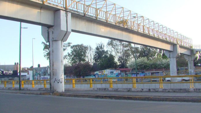 Denuncia Ciudadana: Puente peatonal continúa causando temor en viandantes
