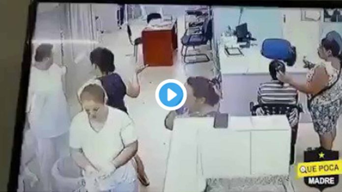 Video: Mujer roba el celular del médico que atendía a su familiar en el hospital