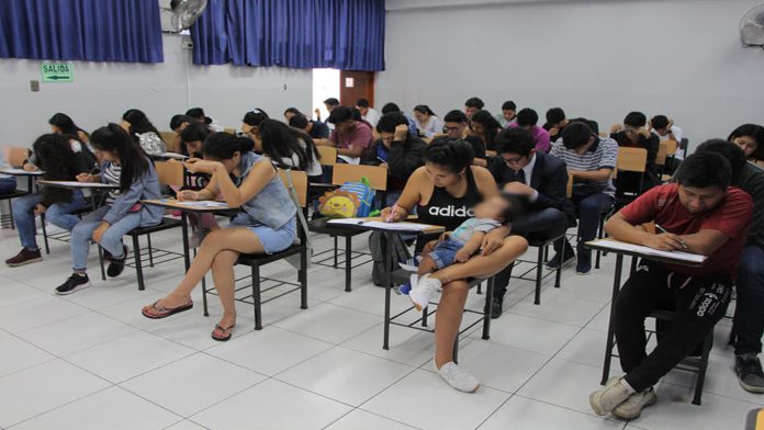 Joven presenta examen de admisión con su bebé en brazos y se vuelve viral