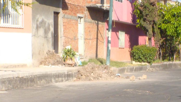 Vecinos de la colonia Granjas del Maestro denuncian mal funcionamiento del drenaje