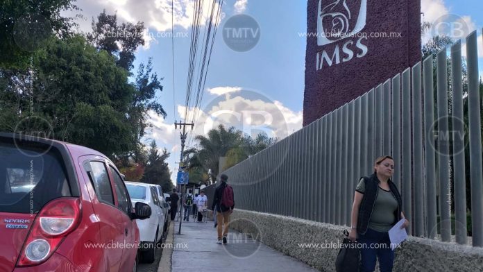 Derechohabientes se quejan de los automovilistas que estacionan frente al IMSS
