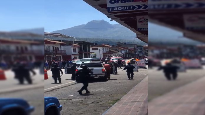 Videos: Comuneros intentan linchar a policías en Paracho