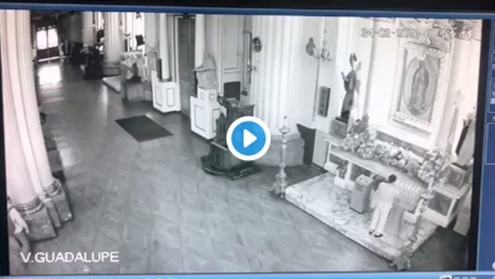 Video: Hombre apedrea vitrina de la Virgen de Guadalupe