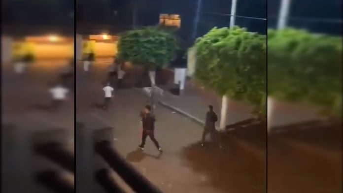 Video: Arrestan a una veintena de jóvenes por lanzarle “huevos” a la policía de Ziracuaretiro