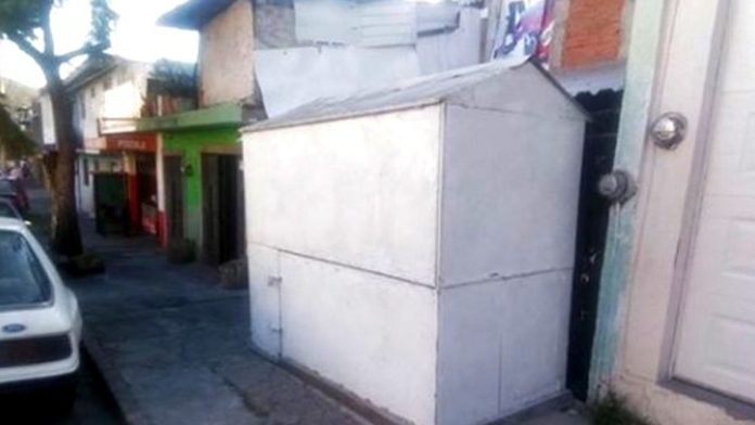 Habitantes del Poblado Ocolusen, denuncian un local que obstruye la vía pública