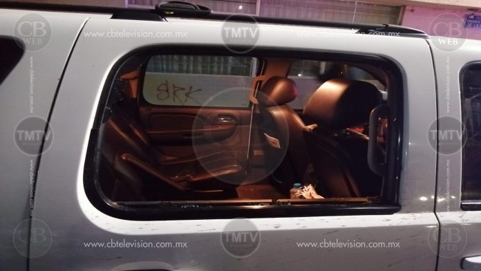 Cristalean camioneta del Edil de Los Reyes en Morelia y le roban 3 armas largas a sus escoltas