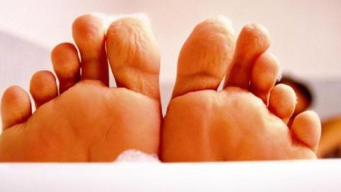 Arrestan a trabajador de hospital por chuparle los pies a paciente