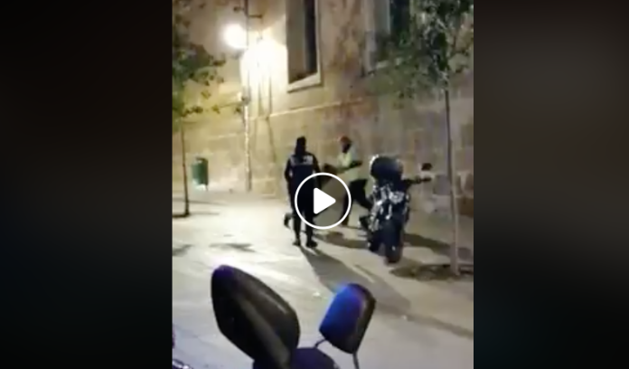 VIDEO: Captan a otro empleado de bar golpeando a joven en MORELIA