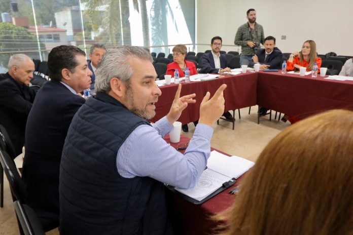 Alfredo Ramírez escucha propuestas de notarios para fortalecer la reforma notarial