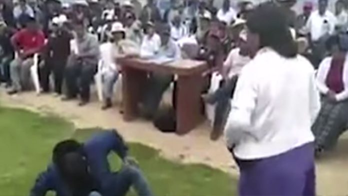 VIDEO: Mamá agarra a latigazos a su hijo por robar un celular