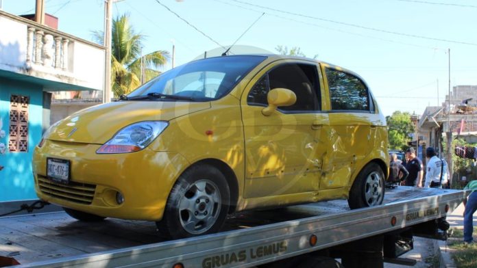 Patrulla de la SSP embiste un auto donde iba una familia; hay una mujer herida