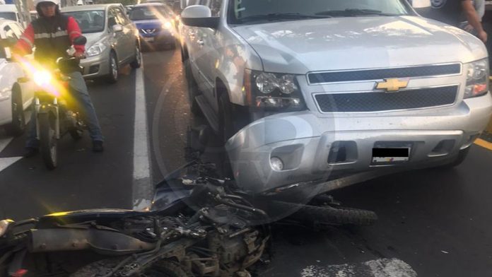 Choca camioneta contra motopatrulla sobre calzada La Huerta