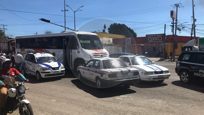 Camión urbano y taxi colisionan en la salida Quiroga