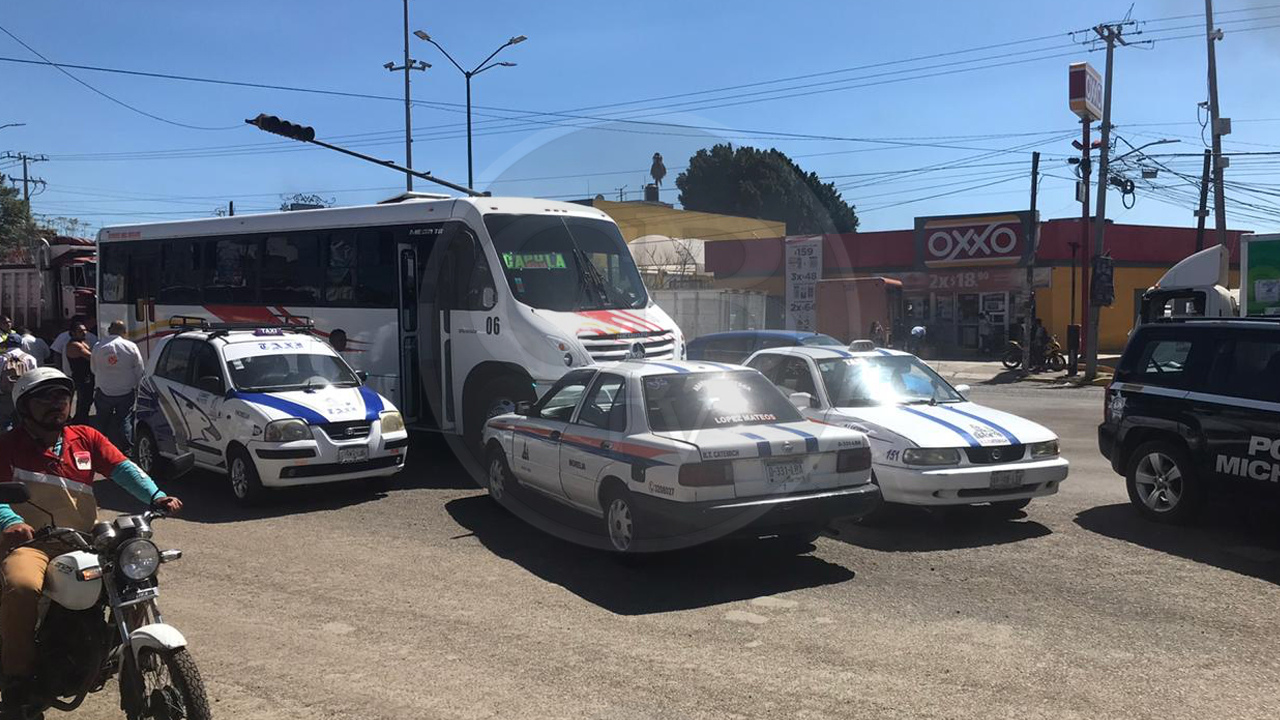 Camión urbano y taxi colisionan en la salida Quiroga Camión urbano y taxi colisionan en la salida Quiroga