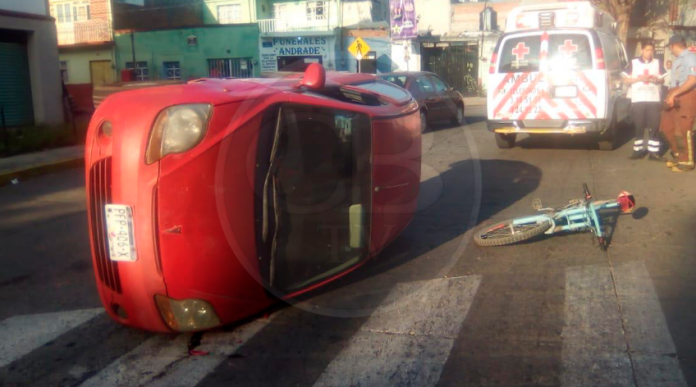 Vuelca auto compacto en la avenida Solidaridad