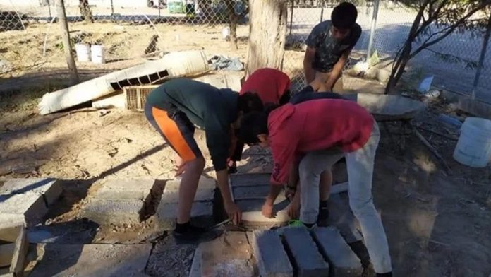 Alumnos de la secundaria 14 de Bahía de Kino, Sonora, fabricaron bloques con