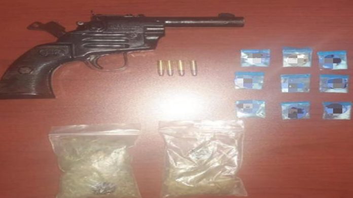 Detiene SSP a dos en posesión de arma de fuego y drogas, en La Piedad