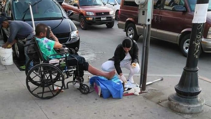 VIRAL: Enfermera se detiene y cura a un hombre con discapacidad en situación de calle