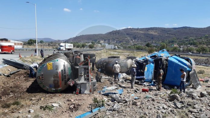 Vuelca pipa con Diesel en la carretera Copándaro-Morelia