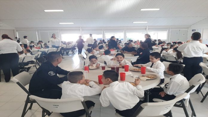 Visitan estudiantes de nivel básico Cuartel de la Policía Michoacán, en Apatzingán 