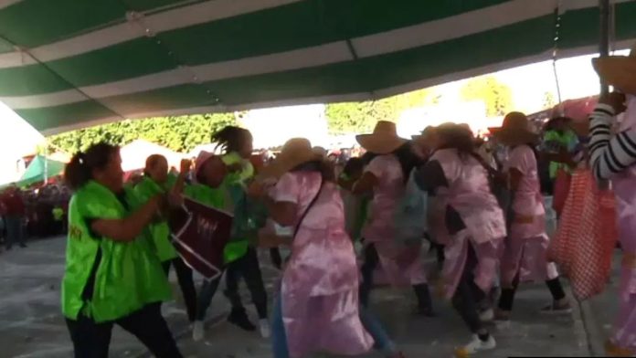 México: A naranjazos habitantes celebran el inicio del Carnaval