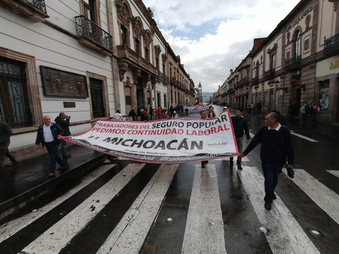 Ex trabajadores del Seguro Popular realizan marcha sobre Av. Madero