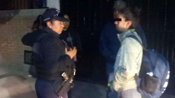 En México: Policías resguardan a menor que fue olvidada por sus padres a la salida de la escuela