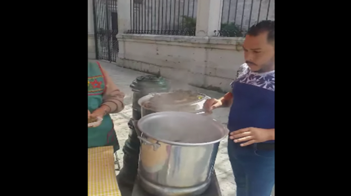 VIDEO: Moreliano invita a comprar su comida para que él siga apoyando a los que menos tienen
