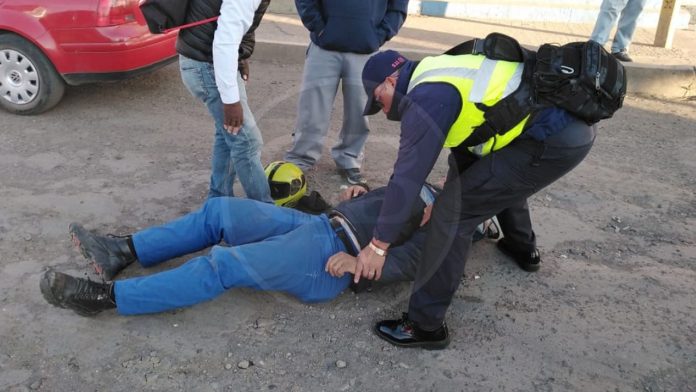 Choque de camioneta y moto deja un hombre herido en Morelia