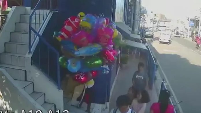 Video: Adolescentes le prenden fuego a un vendedor de globos “por diversión”