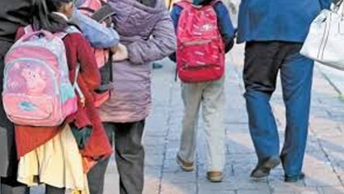 México: Niño droga a seis compañeras de su primaria