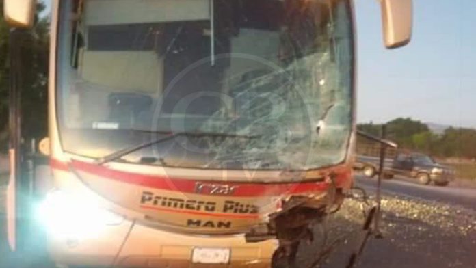 Choque de autobús le cobra la vida a dos personas, un menor quedó grave