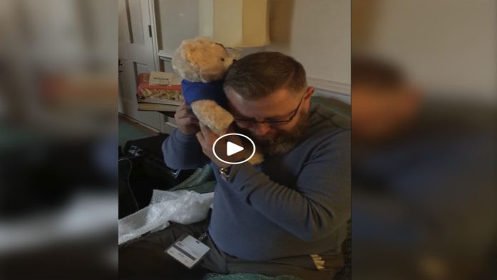 Video: Hombre rompe en llanto tras escuchar los latidos del corazón de su hijo fallecido