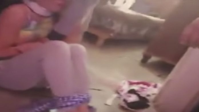 VIDEO: Menor es golpeada y amarrada por su propia madre